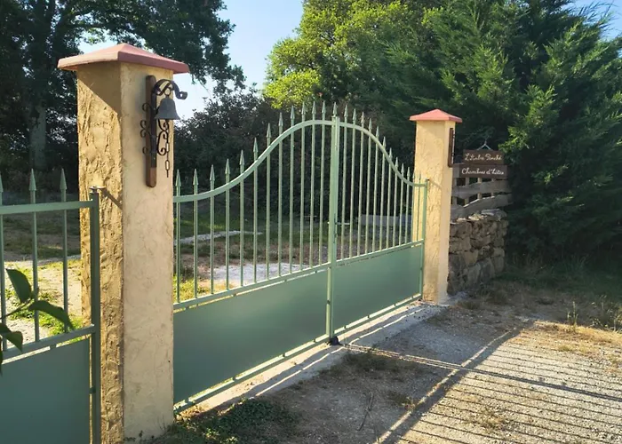 Oda ve Kahvaltı L'arbre Penche Bassoues